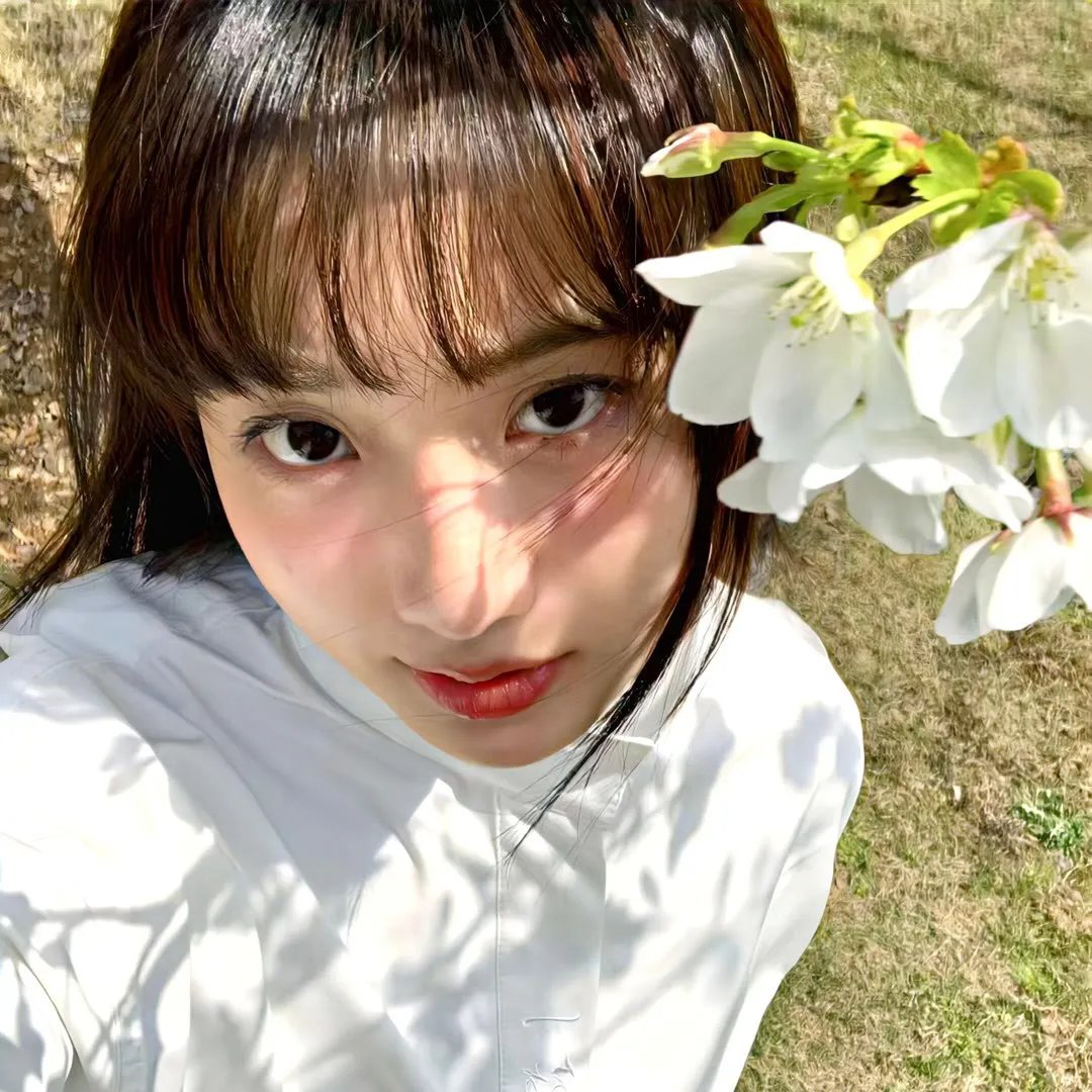 给小酒馆女子喝高杯酒